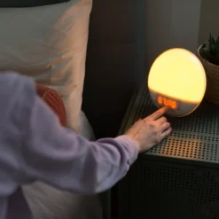 Silvergear® Lichtwecker | Dimmbar Wake Up Licht | Mit 30 Helligkeitsstufen , 6 Lichtfarben Und Verschiedene Natürliche Alarmtöne | Weiß