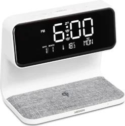 MEDION P66075 Wecker Mit Ladestation (Qi Ladefunktion, Induktives Laden Für Smartphone Handy, Digital, Nachtlicht, Snooze Schlummertaste, 2 Weckzeiten, Temperaturanzeige, Displaydimmer) Weiß